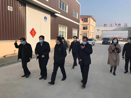 高新區(qū)黨工委書記郭保存、黨組成員楊紹青、馬嶺崗鎮(zhèn)書記李洋來公司監(jiān)督防疫物資生產(chǎn)